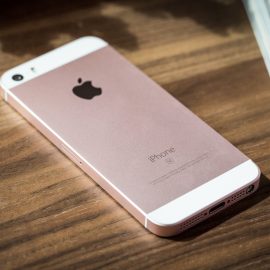 Apple sostituisce direttamente gli iPhone SE per mancanza di display.